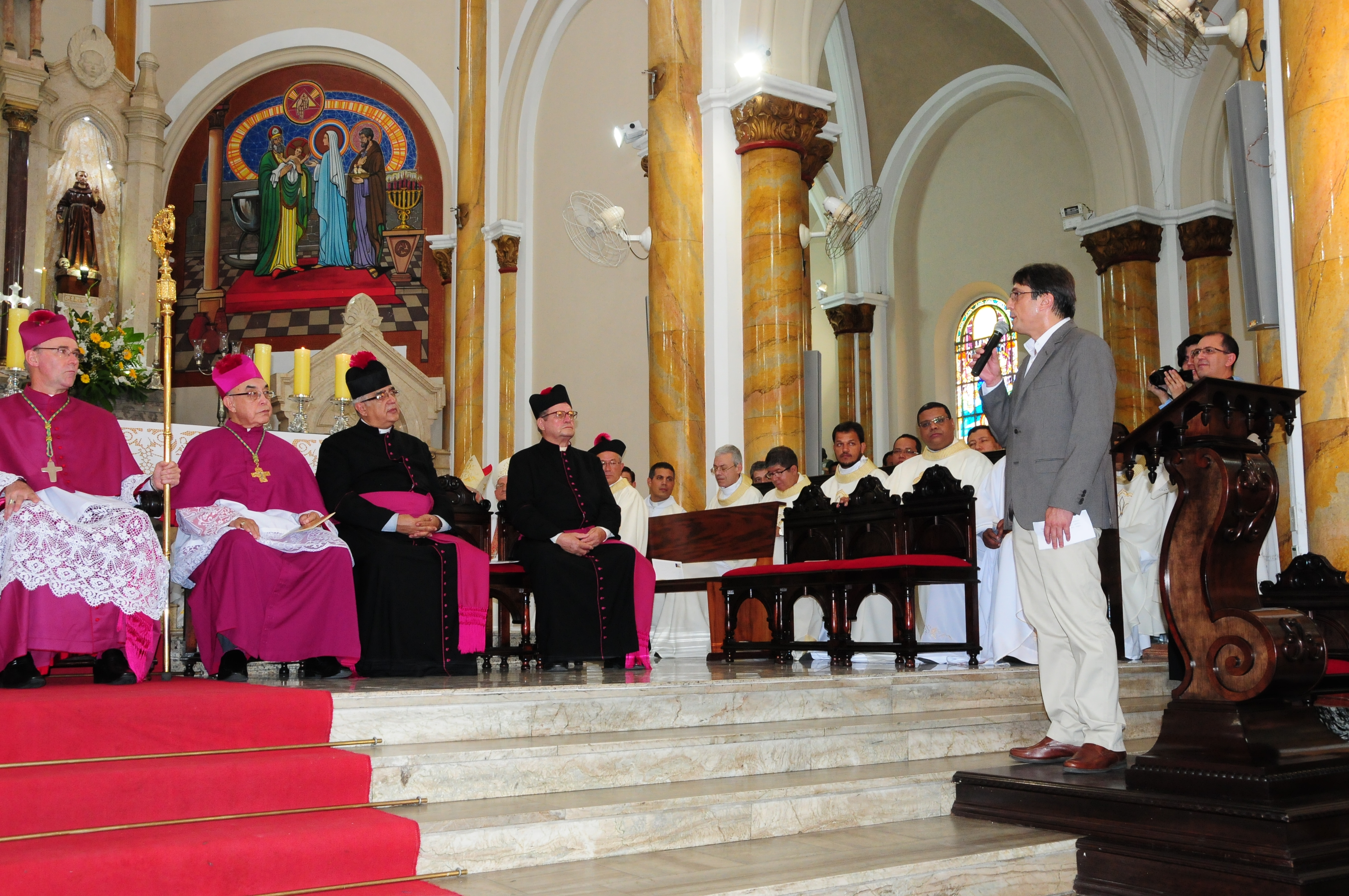 Prefeito de Lorena dá boas vindas ao novo bispo da Diocese em missa de posse, no último sábado