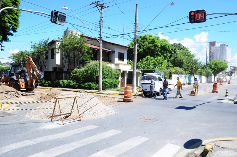 Em andamento – Tapa buracos em 5 bairros e melhorias na zona rural