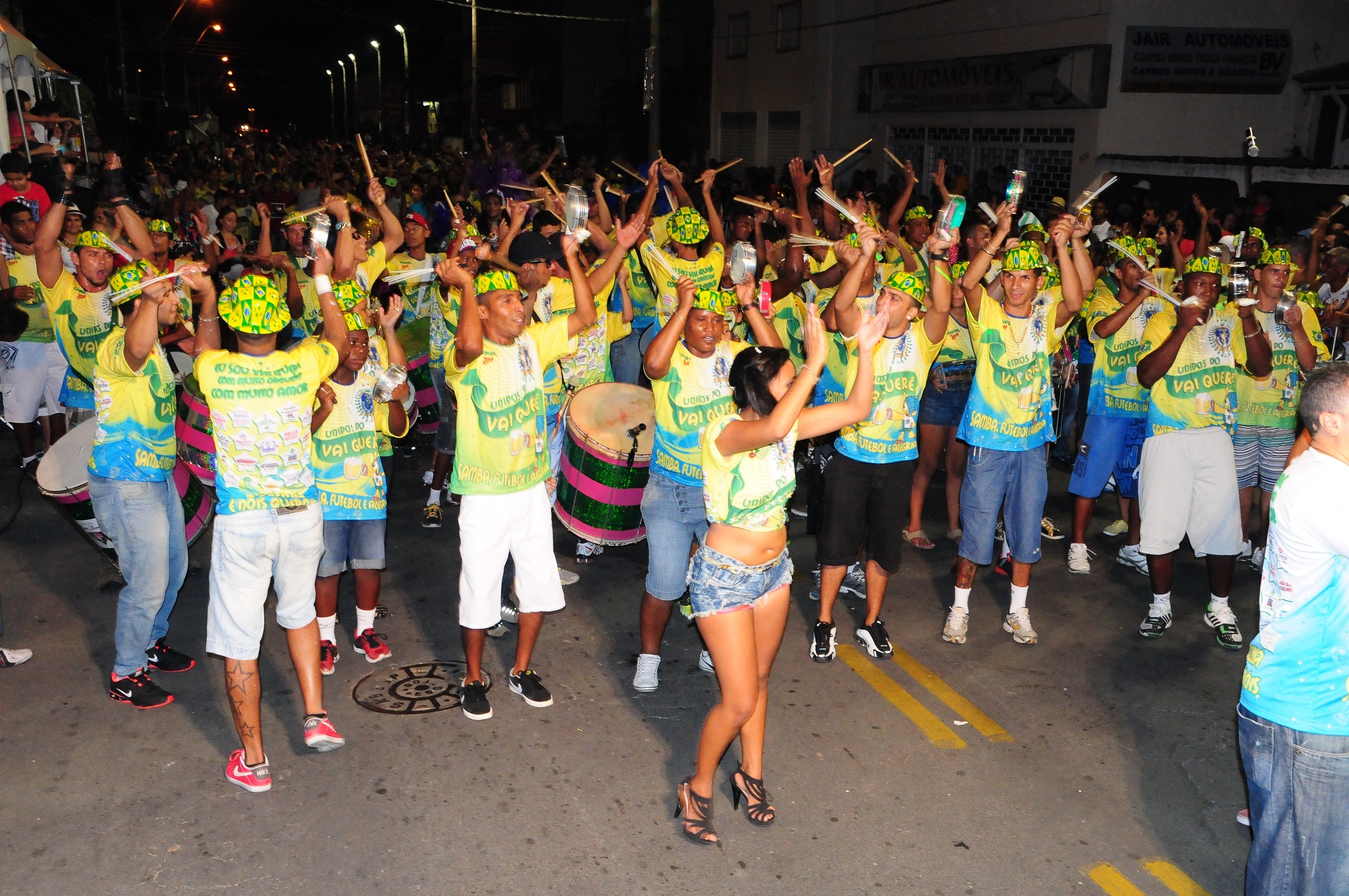 Mesmo sendo o único da noite, Bloco Vai Querer faz a alegria da população na segunda noite do Carnaval 2014 em Lorena