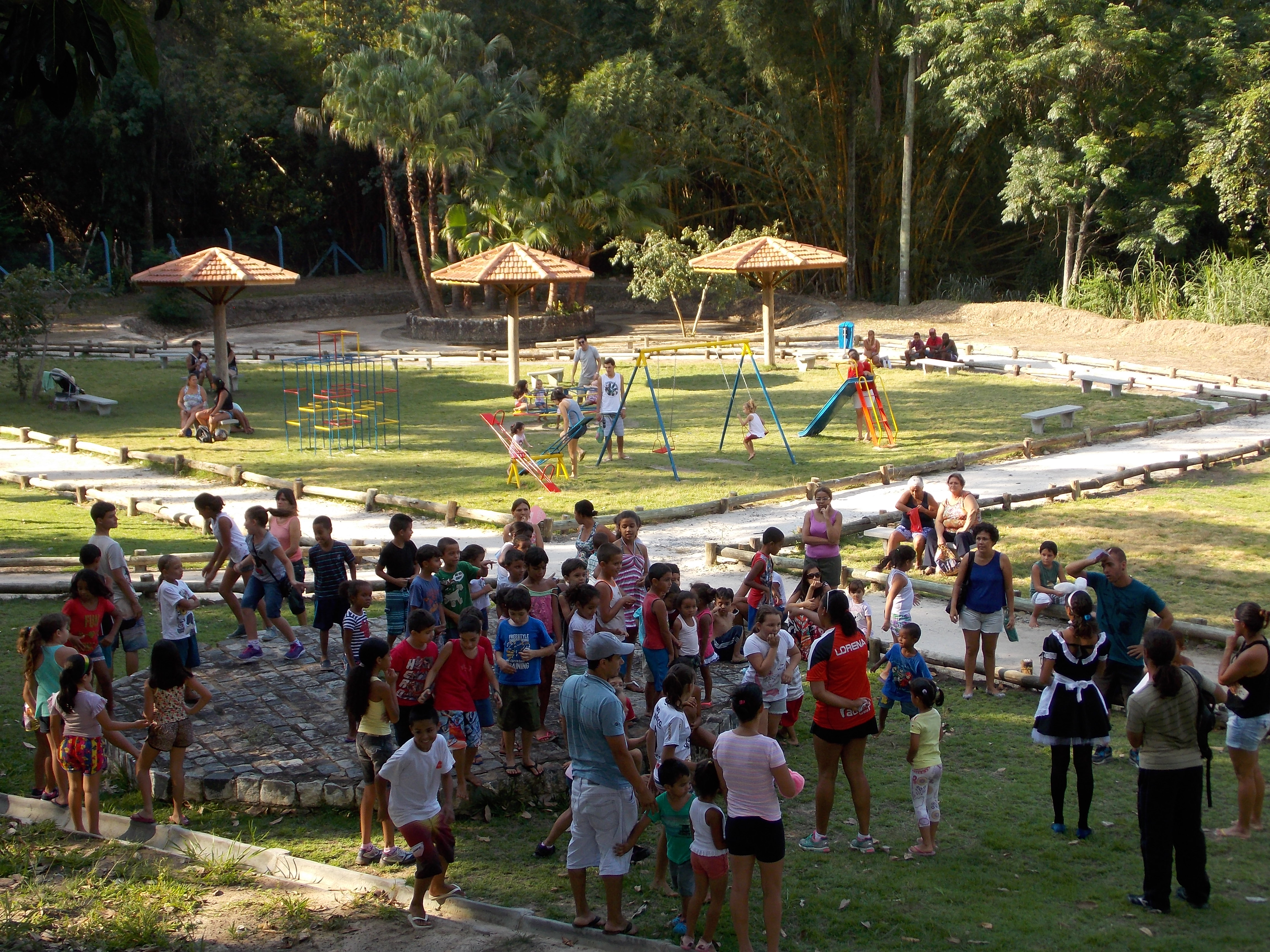 Caça aos Ovos reúne cerca de 50 crianças no Parque Águas do Barão