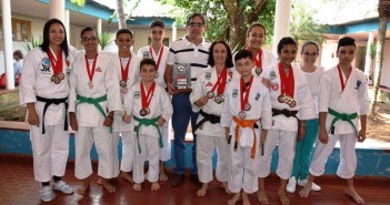Prefeito recebe atletas que conquistaram 35 medalhas no Campeonato Paulista de Karatê