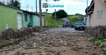 Rua Vinte e Quatro de Abril passa por trabalhos de melhorias no calçamento; trecho está interditado para veículos