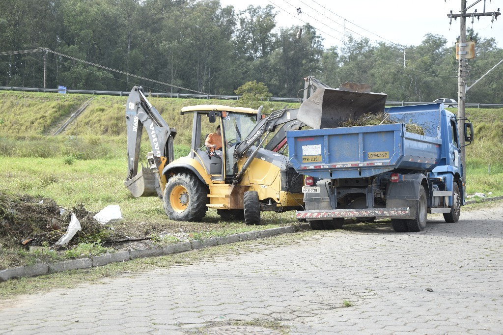 Vila Geny - Roçada e Limpeza com Trator (21)