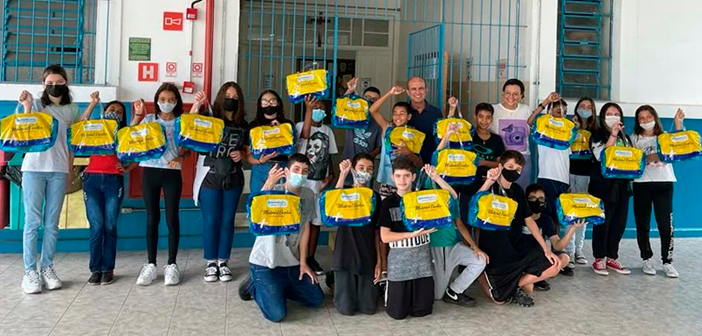 Educação entrega kits de material escolar nas escolas municipais
